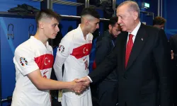 Cumhurbaşkanı Erdoğan, millilerimizi soyunma odasında ziyaret etti