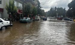 Isparta'da sağanak hayatı olumsuz etkiledi: Yollar göle döndü