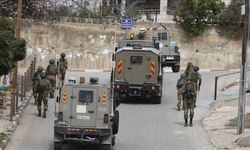 İsrail güçleri, işgal altındaki Batı Şeria'da 40 Filistinliyi gözaltına aldı
