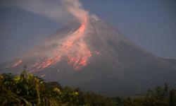 Endonezya'daki Merapi Yanardağı'nda volkanik hareketlilik sürüyor