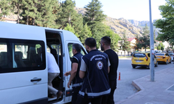 Amasya'da araçlarda 15 kaçak göçmen yakalandı