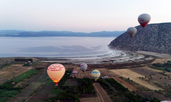 Salda Gölü'nün güzelliğini sıcak hava balonlarıyla keşfettiler