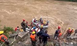 Nepal'de iki ayrı kazada otobüslerin nehre yuvarlanması sonucunda toplam 62 kişi kayboldu