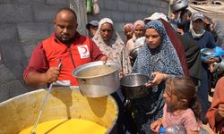 KADEM, Türk Kızılay aracılığıyla Gazze'de sıcak yemek dağıttı