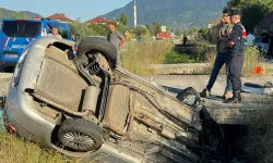 Otomobil kanala devrildi: 1 kişi öldü, 3 kişi yaralandı