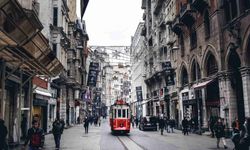 İstanbul İstiklal Caddesi'ne Nasıl Gidilir? Alışveriş ve Eğlencenin Kalbi