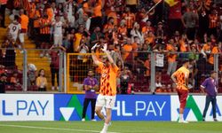 Kerem Aktürkoğlu’na Galatasaray taraftarından pankartlı destek