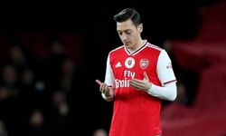 Mesut Özil'den şık hareket! Cami temizliğine yardım etti