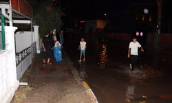 Antalya'da zor gece! Sokaklar göle döndü...