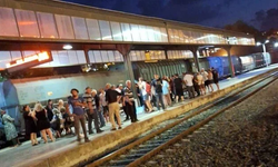 Zonguldak'ta raylardan geçmeye çalışan vatandaşa tren çarptı