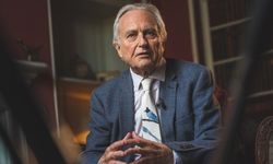 Richard Dawkins Kimdir? Gen Bencilliği ve Evrim Üzerine Düşünceleriyle Tanınan Bilim İnsanı