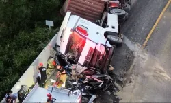 TIR önce zincirleme kaza yaptı sonra başka bir otomobilin üzerine devrildi