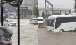 İstanbul'da sağanak yağış: Bazı yollar su altında kaldı