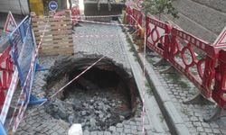 Beyoğlu'nda yol çöktü! Belediye aracı son anda kurtuldu