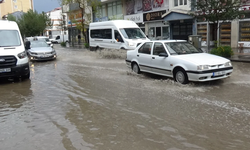 Kars'ı sağanak yağış vurdu! Yollar göle döndü