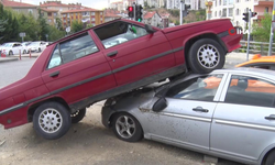 Otomobilin hakimiyetini kaybetti! Çarptığı aracın üstünde asılı kaldı