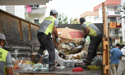 Kötü koku yayılan evden kamyon dolusu çöp çıktı