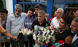 Şenol Güneş, Trabzon'da çiçeklerle karşılandı