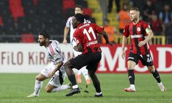 Beşiktaş'a Gaziantep FK maçında sakatlık şoku! Yıldız oyuncu oyuna devam edemedi