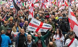 Londra'da aşırı sağcılar ile ırkçılık karşıtlarından karşılıklı eylem