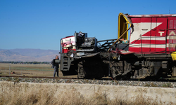 Muş’ta yolcu treni beton pompasına çarptı! 1 ölü 2 yaralı