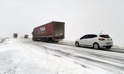 Ardahan'da kar ve buzlanma: Araçlar yolda kaldı