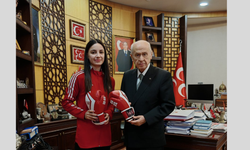 MHP Lideri Bahçeli milli sporcu Kılınç'ı kabul etti