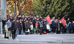 Türkiye, Atatürk'ü anıyor! Saat 9'u 5 geçe hayat durdu...