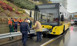 İETT otobüsü kaza yaptı! Kadıköy'de bariyere saplandı