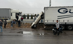 TIR'ın dorsesine çarptı! Otomobil dorsede asılı kaldı