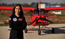 16 yaşındaki Defne Özcan, Türkiye'nin en genç kadın pilot adayı oldu