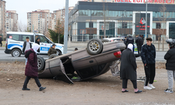 Kayseri'de otomobil devrildi! 3 kişi yaralandı