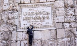 Emevi Camii’nde tarihi anlar: Halk Hafız Esed’in adını söktü!