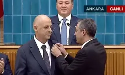 CHP Lideri Özel, partisine katılan Ümit Özlale’ye rozetini taktı!