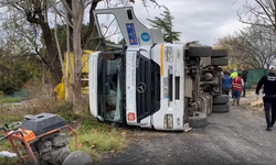 İSKİ'nin çalışması sırasında yol çöktü! Hafriyat kamyonu devrildi