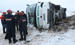 Kars'ta yolcu otobüsü devrildi! 23 yaralı