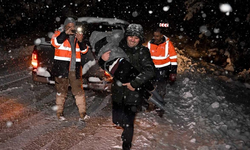 Mersin'de kardan yollar kapandı! 30 araçta mahsur kalanlar kurtarıldı