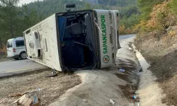 İlkokul öğrencilerini taşıyan midibüs devrildi! 10 yaralı