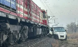 Kırklareli’nde fabrika servisine tren çarptı! İki yaralı