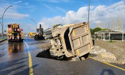 Balıkesir'de yol yarıldı! Hafriyat kamyonu içine düştü