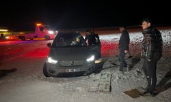 Drift için cipiyle çıktığı Erciyes'te piste saplandı