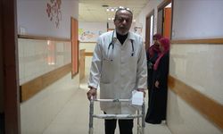 İsrail saldırısında ayağını kaybeden Gazzeli doktor görevine devam ediyor