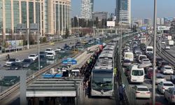 İstanbul'da arızalanan metrobüs yoğunluğa neden oldu