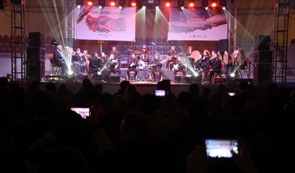 Hakkari'de depremzedelerin yararına "dayanışma konseri" düzenlendi