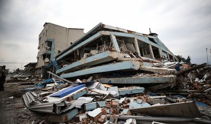 Antakya'da ustalarını kaybeden oto sanayiciler, yıkık dükkanların arasında mesaiye başladı