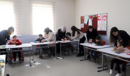 Sakarya'da özel öğrenciler depremzede çocuklar için kolye ve bileklik tasarlıyor