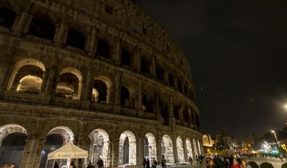 Roma'da "Dünya Saati" etkinliğinde Kolezyum'un ışıkları söndürüldü