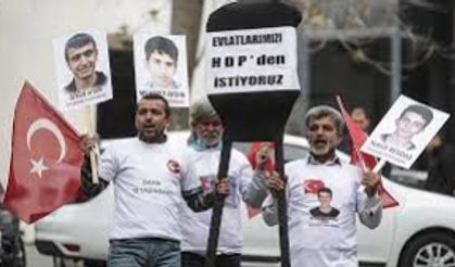 Evlat nöbeti tutan babalar, HDP Genel Merkezi'ne siyah çelenk bıraktı