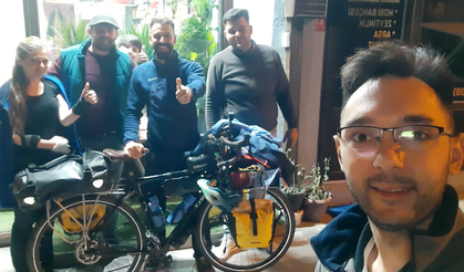 Bisikletiyle Moğolistan'a giden İtalyan turist yolunu kaybetti, yardımına esnaf koştu