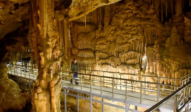 Gümüşhane'nin yeraltı sarayı Karaca Mağarasında sezon başladı   